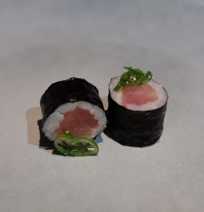 Tun Med Forårsløg Hoso Maki (8 stk.)
