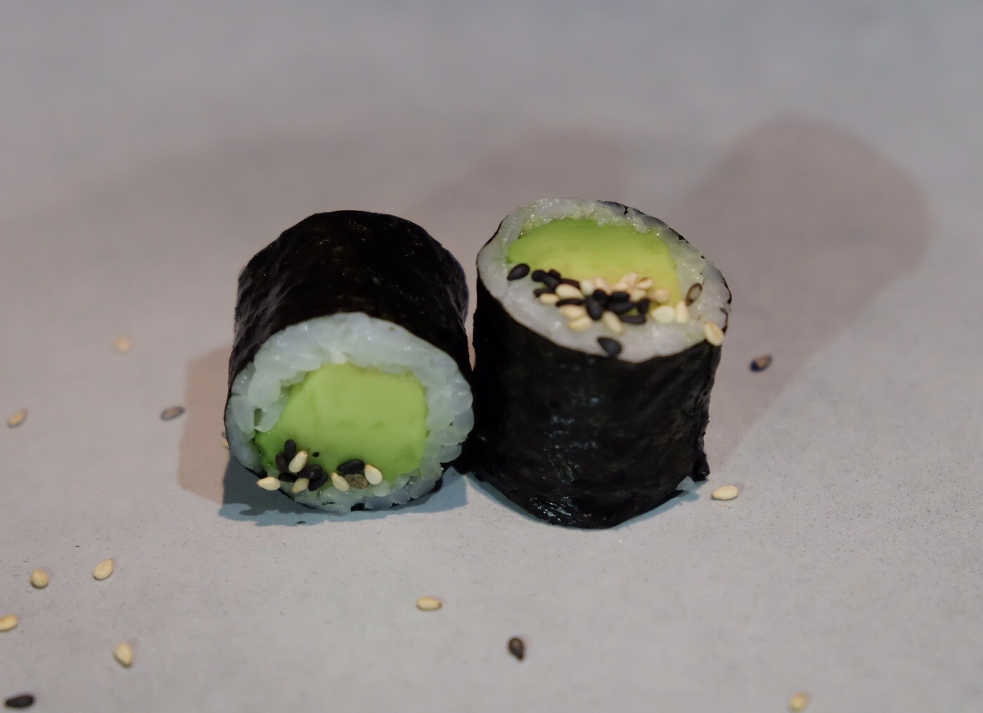 Avocado Med Sesam Hoso Maki (8 stk.)
